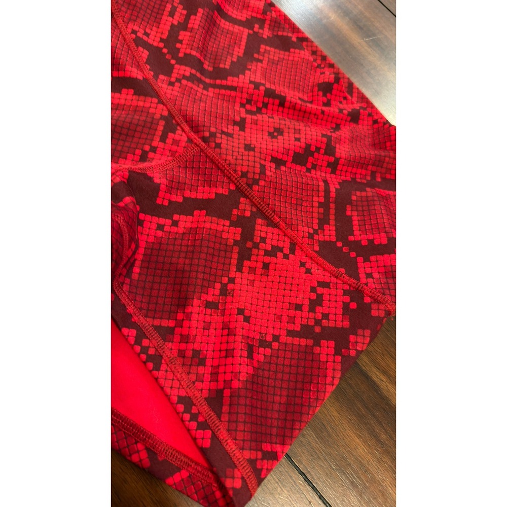 Lululemon Red Snakeskin High Rise Yoga Shorts Size 4 Burgundy Animal Print - Picture 8 of 16